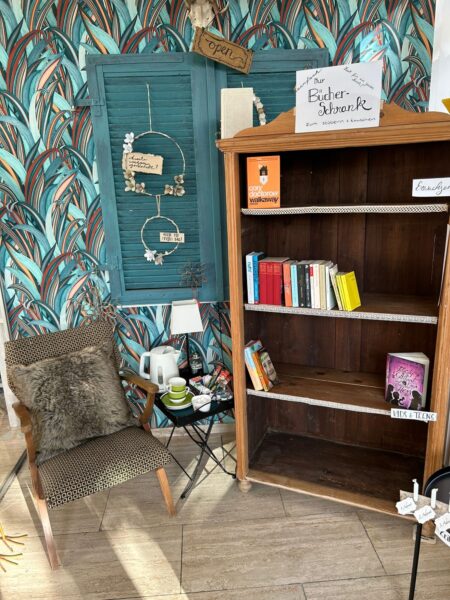 Bücherschrank mit Leseecke