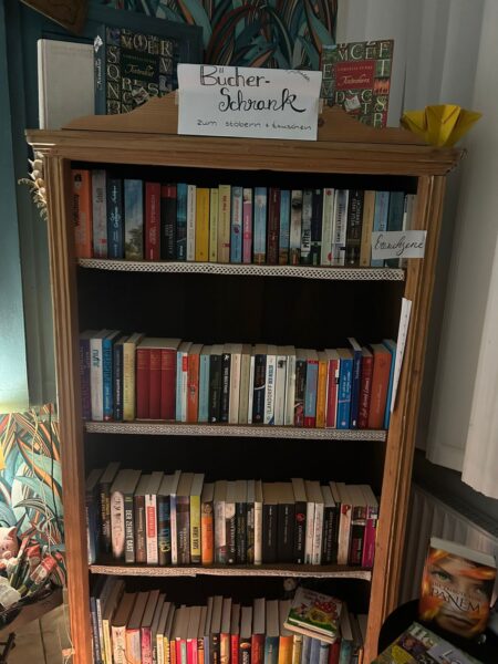 Gefüllter Bücherschrank